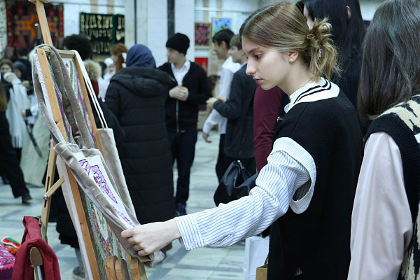 В Махачкале состоялось открытие итоговой Республиканской выставки декоративно-прикладного искусства «Родники Дагестана»