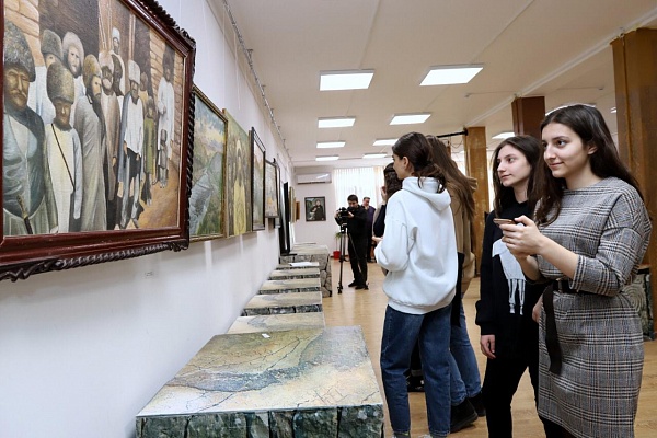3 февраля в Республиканском Доме народного творчества в рамках проекта «Самородки» состоялось открытие выставки самодеятельного художника Рашида Саадулаева «В горах моё сердце».