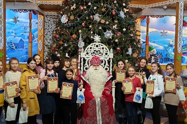 Ребята из Кизляра станцевали зажигательный лакский танец в Великом Устюге. 
