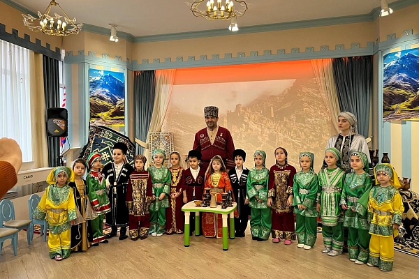 В Махачкале состоялся мастер-класс по унцукульской орнаментальной насечке