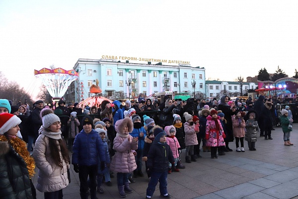 25 декабря в преддверии Нового года на центральной площади города Махачкалы прошёл Республиканский фестиваль «Новогодние открытки»