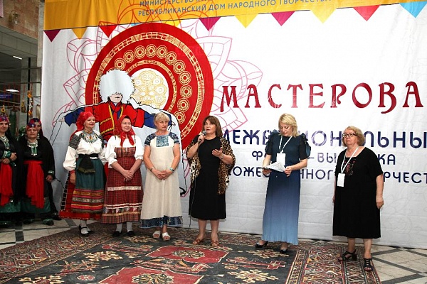  В Национальной библиотеке им. Р. Гамзатова прошло торжественное открытие Межрегионального форума — выставки художественного творчества «Мастеровая».