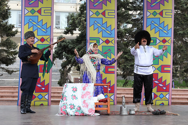 На центральной площади Махачкалы состоялся  концерт семейных и фольклорных групп Дагестана