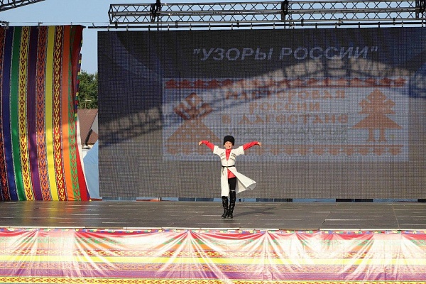 Концерт творческих коллективов и исполнителей «Узоры России» состоялся в Дагестане