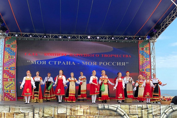 Фестивальные открытки «Журавли над Россией» и гала-концертом народного творчества «Моя страна – моя Россия».