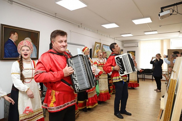 Сегодня в Республиканском Доме народного творчества состоялось открытие Межрегиональной передвижной выставки самодеятельных художников «Мир талантов».