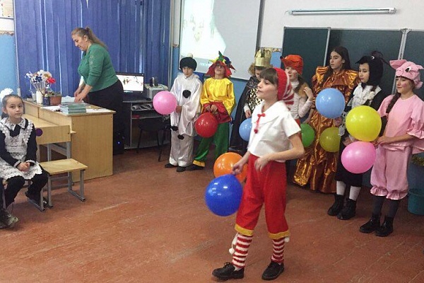 Сегодня в школах города Южно – Сухокумск прошла акция, посвященная открытию Году театра 2019.