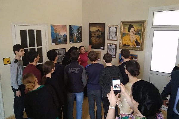 Сегодня в г.Хасавюрте  открылась  передвижная Республиканская фестиваль-выставка наивного изобразительного искусства «Мир талантов».