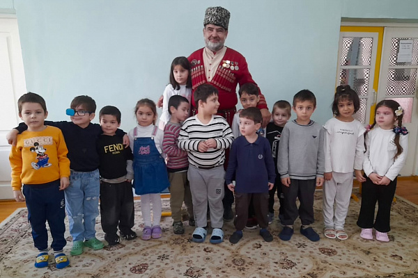 Республиканский дом народного творчества продолжает цикл мастер-классов, знакомящих детей Дагестана с народными промыслами. Особое внимание в этом проекте уделяется детям, оказавшимся в трудной жизненной ситуации.