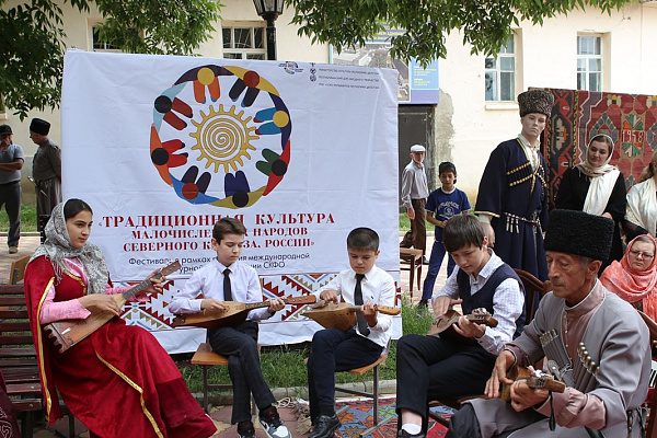 10 июня фестиваля «Традиционная культура малочисленных народов Северного Кавказа, России» в с.Нижнее Казанище Буйнакского района состоялась выставка женских платков – тастаров