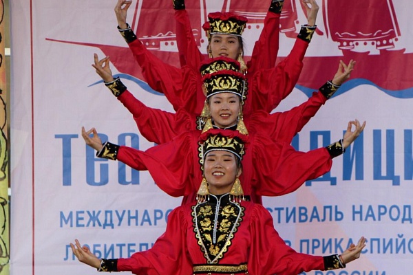 «Театральные открытки» на площадке Аварского театра.