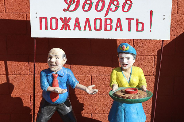11 июня в селе Шамхал-Термен г. Махачкалы для всех ценителей искусства свои ворота распахнул гостеприимный двор художника-любителя Шапи Рабаданова