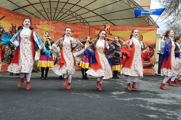 В рамках календаря культурно-досуговых мероприятий муниципалитетов республики в Кизлярском районе и г.Кизляре весело провели Масленицу