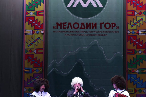 12 мая в Махачкале состоялся Республиканский фестиваль творческих коллективов и исполнителей народной музыки «Мелодии гор»
