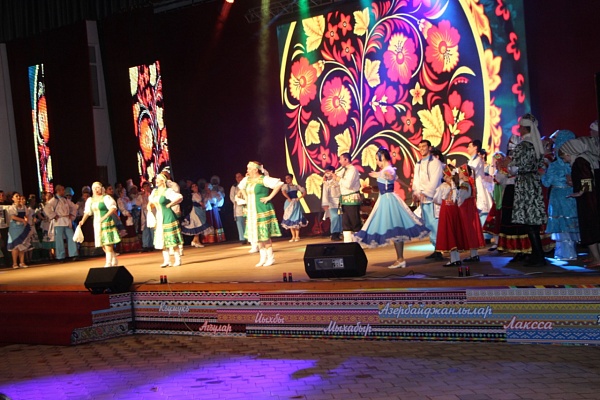 Праздничный концернт, посвященный Дню единства народов Дагестана прошел в Махачкале на летней площадке Даггосфилармонии.