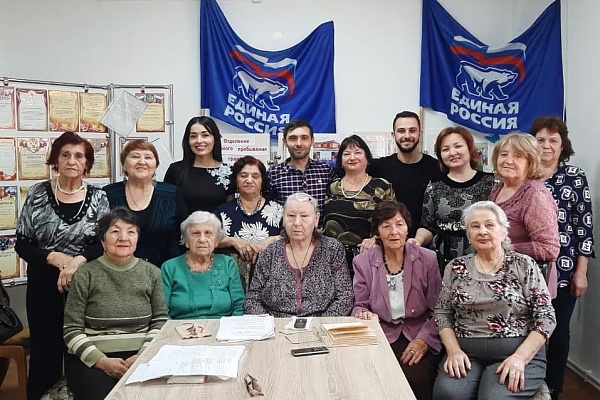 19 ноября солисты Центра традиционной культуры  г.Кизляра в преддверии праздника, посвященного Дню матери, посетили Отделение дневного пребывания граждан пожилого возраста и инвалидов в Доме милосердия.