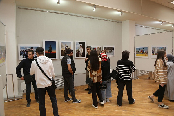 Последние дни работает всероссийская фотовыставка «Сила традиций: народы Российской Федерации», посвященная Году культурного наследия народов России.