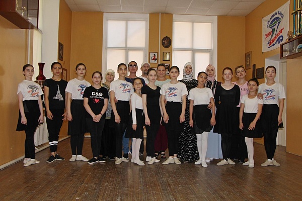 В Детской школе искусств №2 г. Махачкалы в рамках фестиваля народного танца «Горные вершины» прошёл мастер-класс по классическому и народно-сценическому танцам. 