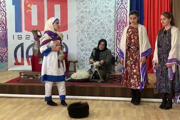 В центре культуры с. Дылым Казбековского района состоялся районный фестиваль театральных коллективов сельских домов культуры «Дагестан- наш общий дом»