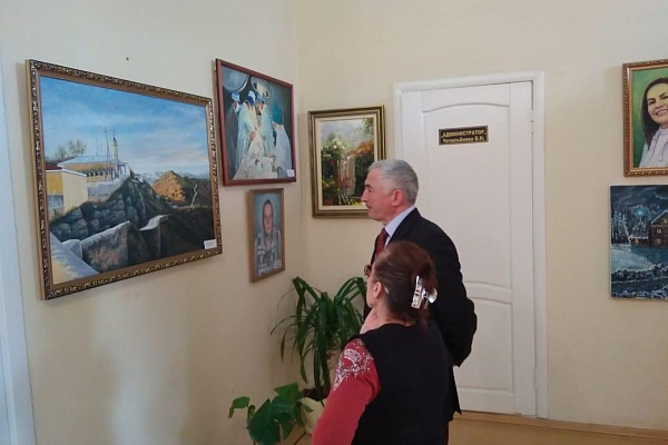 Сегодня в г.Хасавюрте  открылась  передвижная Республиканская фестиваль-выставка наивного изобразительного искусства «Мир талантов».