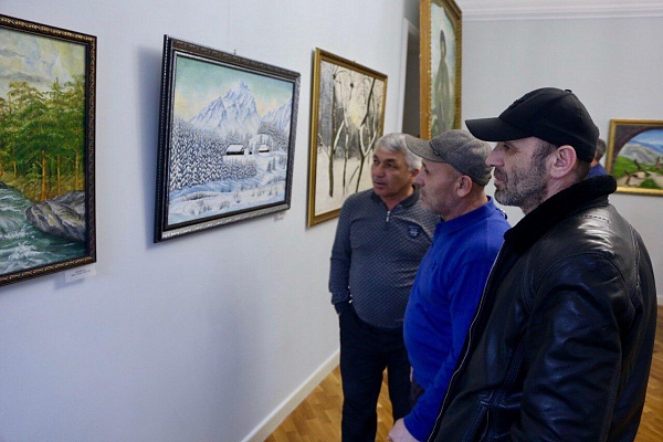 Сегодня в рамках Республиканского проекта "Самородки" открылась персональная выставка самодеятельного художника Рашида Саадулаева «В горах моё сердце».
