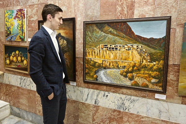 27 самодеятельных художников, 120 картин, месяцы кропотливой работы и вот сегодня состоялась самая большая фестиваль-выставка наивного изобразительного искусства «Мир талантов».