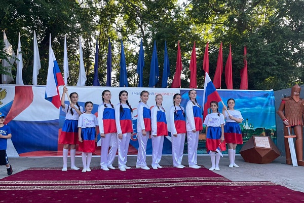 12 июня в культурно-досуговых учреждениях республики, центрах культуры муниципальных образований республики прошли праздничные мероприятия, посвященные Дню России