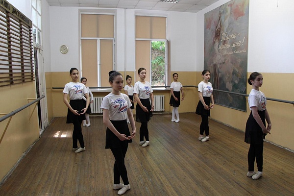 В Детской школе искусств №2 г. Махачкалы в рамках фестиваля народного танца «Горные вершины» прошёл мастер-класс по классическому и народно-сценическому танцам. 
