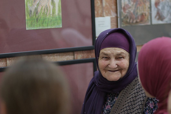 В Махачкале состоялось открытие выставки самодеятельной художницы Асият Идрисовой «Тропинки Асият из Хубара»