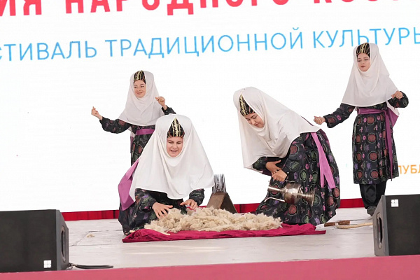 14 июня на центральной площади Махачкалы в рамках XXIV Международного фестиваля фольклора и традиционной культуры «Горцы» прошёл фестиваль традиционной культуры «Поэзия народного костюма». 