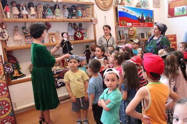 В рамках Дня России в Кайтагском районе открылась выставка «Куклы народов России»
