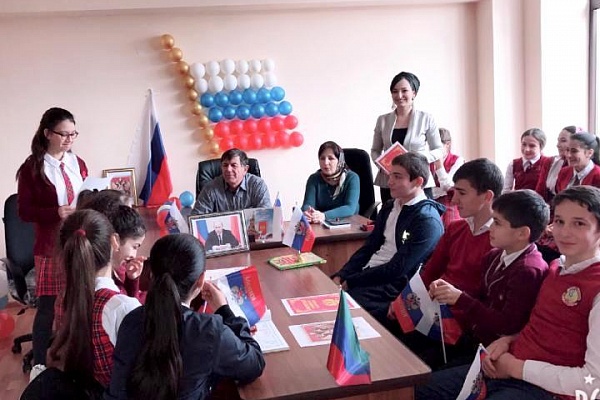 Почти во всех городах и районах Центрах культуры нашей республики прошли тематические мероприятия, посвящённые Дню Конституции. 