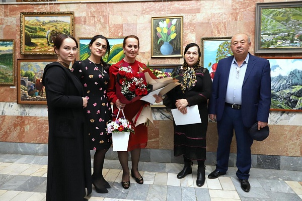 19 декабря в рамках форума-фестиваля  Рождественские встречи в Дагестане «Мир будущего» состоялось открытие выставки наивных художников «Моя лучшая картина».