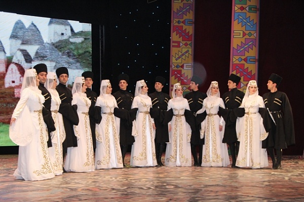 Гала-концертом «Традиция» торжественно открылся IV Международный фестиваль народного творчества  «Каспий – берега дружбы»