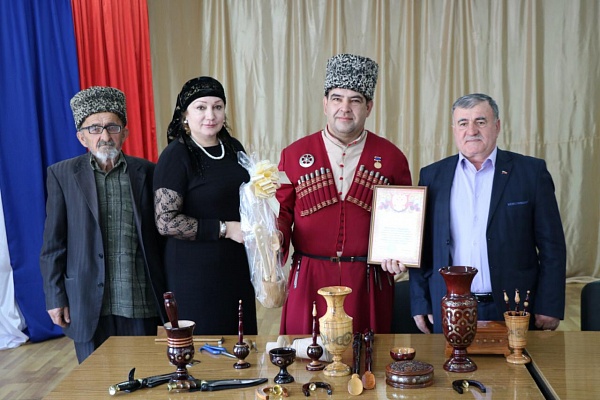 Республиканский Дом народного творчества продолжает серию мастер-классов для жителей республики, на которых знакомит их с традиционными промыслами и ремёслами народов Дагестана.