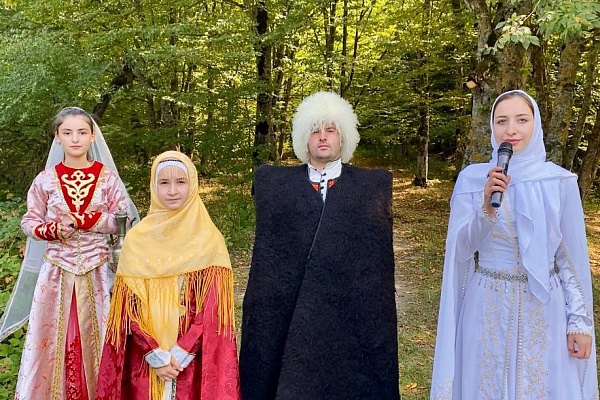  Школьники, молодежь принимали участие в литературных флешмобах,