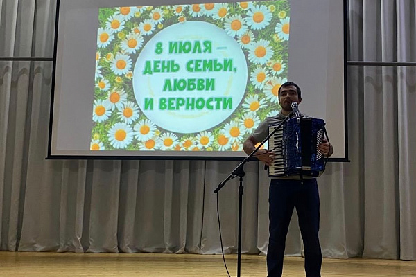 Республиканский флешмоб ко Дню семьи, любви и верности   8 июля, в День семьи, любви и верности, Республиканский дом народного творчества Министерства культуры РД провел республиканский флешмоб