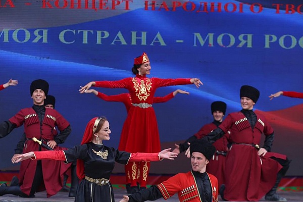 Фестивальные открытки «Журавли над Россией» и гала-концертом народного творчества «Моя страна – моя Россия».