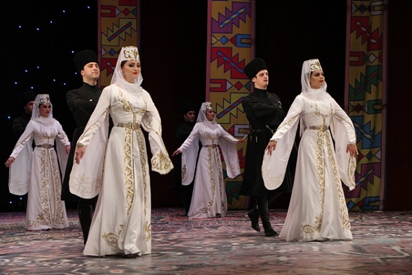 Гала-концертом «Традиция» торжественно открылся IV Международный фестиваль народного творчества  «Каспий – берега дружбы»