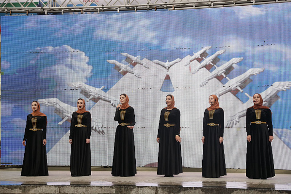 В день юбилея народного поэта Расула Гамзатова состоялся Фестиваль народного творчества «Журавли над Россией»