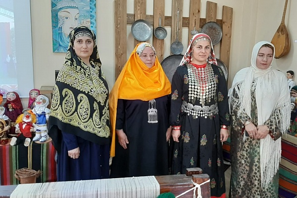 В рамках XIX Международного фестиваля фольклора и традиционной культуры «Горцы» в г.Каспийск на базе Центра традиционной культуры прошла выставка декоративно – прикладного искусства