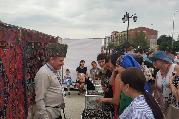 Мастера дагестанских народных промыслов приняли участие в фестивалях в городе Астрахани.