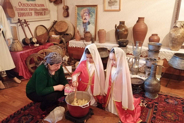 В Центре традиционной культуры с. Ахты прошёл мастер-класс приготовления лезгинской национальной халвы «Исида»