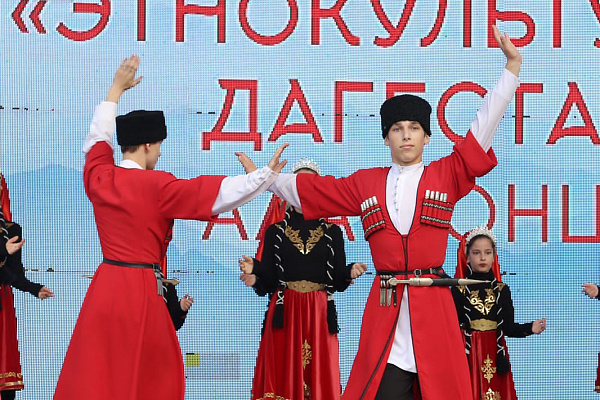 На площадке перед Аварским театром состоялись фестивальные мероприятия: гала-концерт «Этнокультурный Дагестан»