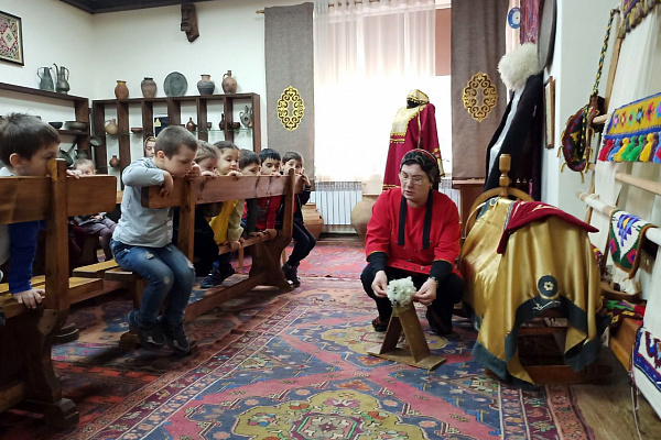 В этнодворе Городского дворца культуры г. Избербаш   состоялась беседа «Дагестан – мой край родной» с воспитанниками Республиканского детского сада №1