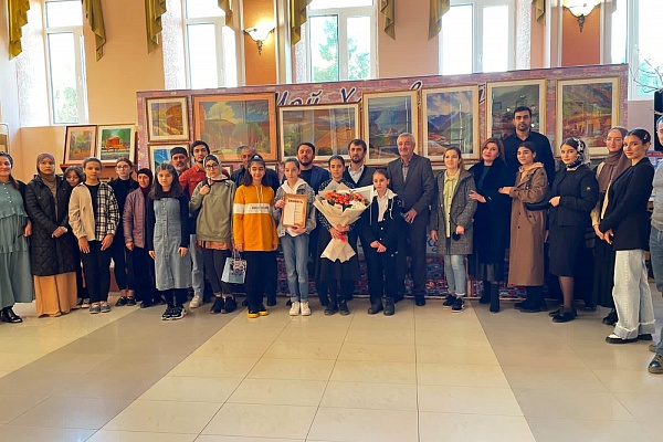 В выставочном зале ДК «Спартак» в г. Хасавюрте состоялось открытие выставки картин Шамиля Закарияева  «Зов неба и гор»