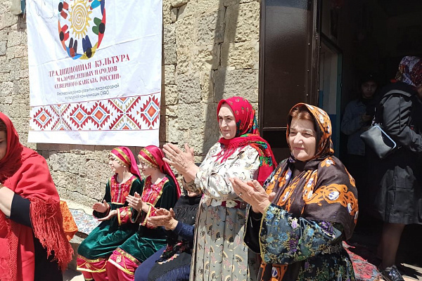 11 июня  в с. Кая Кулинского района в рамках фестиваля «Традиционная культура малочисленных народов Северного Кавказа, России» работники  клубных учреждений провели свадебный обрядовый праздник