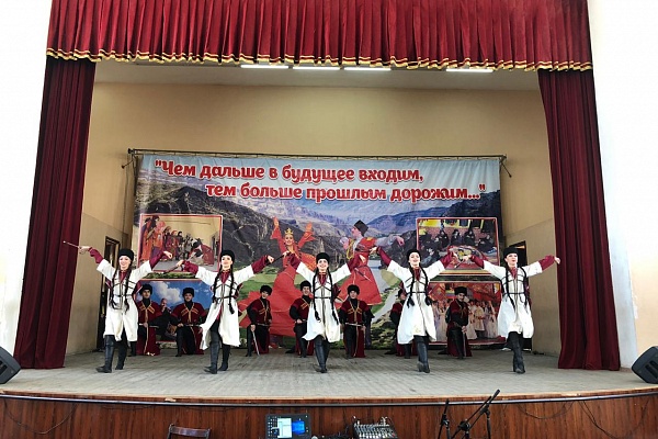 Народный хореографический ансамбль «Темирхан-Шура» Буйнакского района выступил в Центре традиционной культуры с.Гергебиль Гергебильского района.