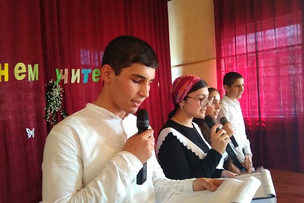 Работники Центра культуры с.Цияб-Ичичали Хасавюртовсвского района  ко Дню учителя организовали праздник.