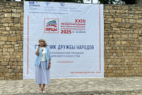 Город Дербент встречает гостей - семейный вокальный дуэт «Каруначки» из Беларуси